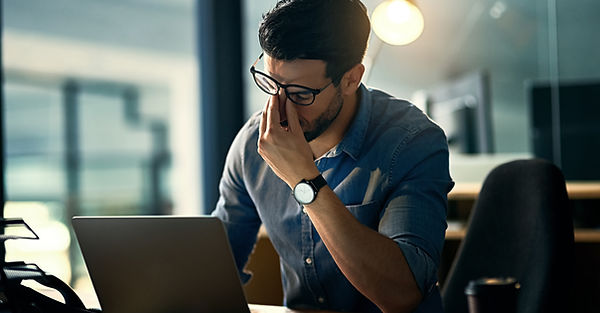 Un homme stressé à son bureau