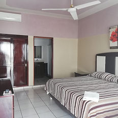 Habitación amplia con cama king size.