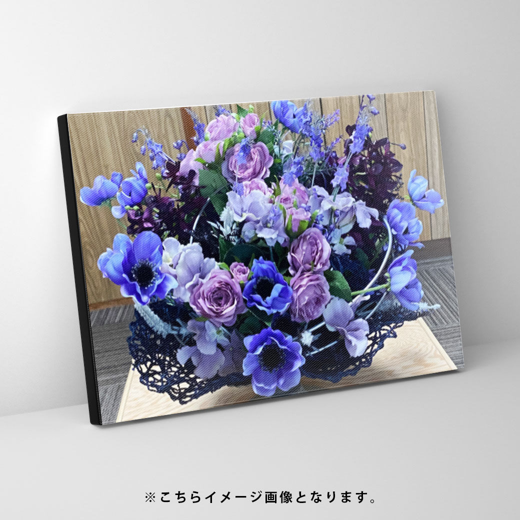 中心にフラワーアレンジメントが写っている写真をフレスコグラフィックパネルにしたものです。HIRASAKA YUKOの作品です。