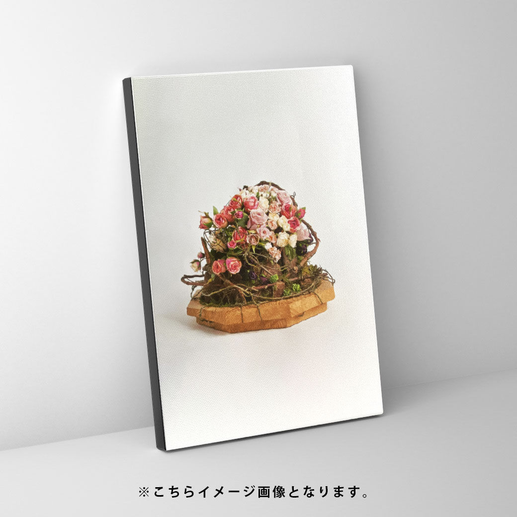 中心にフラワーアレンジメントが写っている写真をフレスコグラフィックパネルにしたものです。HIRASAKA YUKOの作品です。