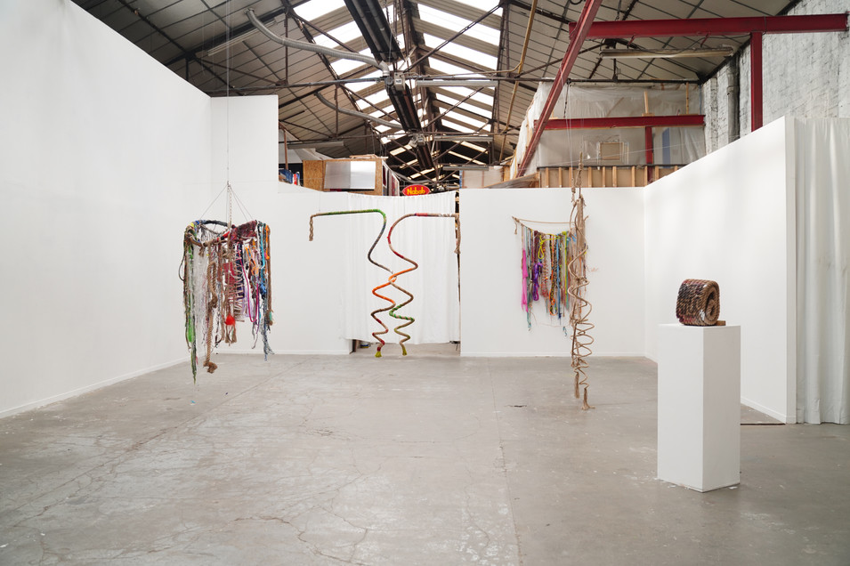 Mythologies, quipu, noeuds, bleu, orange, cloche, alarme,coloré, échanges, plastiques, océan, sous marin, chanvre,Cordes, art contemporain, quipu, noeuds, écologie, cycle, jaune, tissus, wax, violet, trajectoires individuelles et collectives, alarme, tissages
