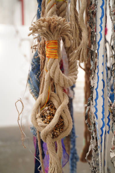 solo show, sculptrice, sculpteure, quipus, cordes, noeuds, nouages, codes, algorithmes, art contemporain, sculpture contemporaine, art textile, artiste française, Séverine Assouline, icare, care, attention, autrui, photo Lévana Schütz