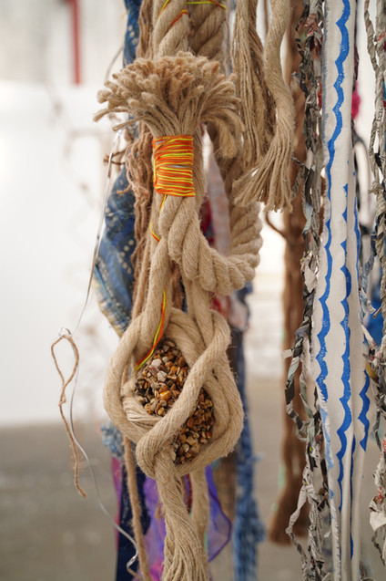 Mythologies, quipu, noeuds, bleu, orange, cloche, alarme,coloré, échanges, plastiques, océan, sous marin, chanvre,Cordes, art contemporain, quipu, noeuds, écologie, cycle, jaune, tissus, wax, violet, orange, jaune, bleu,trajectoires individuelles et collectives, alarme, tissages