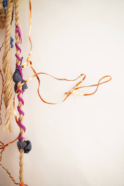 solo show, sculptrice, sculpteure, quipus, cordes, noeuds, nouages, codes, algorithmes, art contemporain, sculpture contemporaine, art textile, artiste française, Séverine Assouline, icare, care, attention, autrui, photo Lévana Schütz, détail