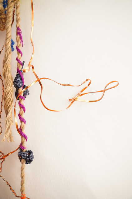 Mythologies, quipu, noeuds,, bleu, rouge, coloré, échanges, chanvre,Cordes, art contemporain, quipu, noeuds, flux, migration, subie, choisie, jaune, tissus, wax, violet, trajets, trajectoires individuelles et collectives
