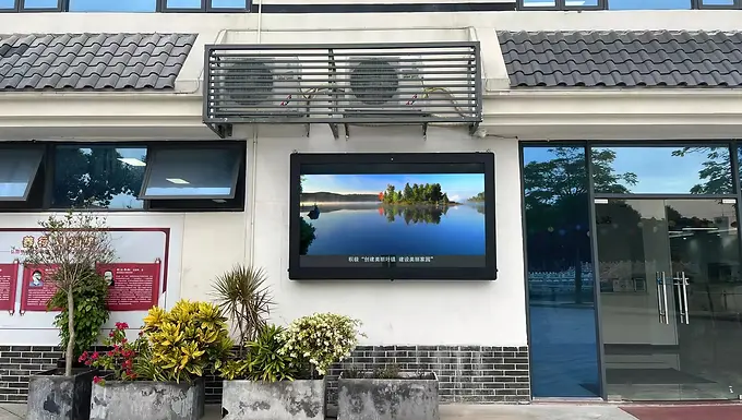 Retail Window Advertising with High-Brightness LCD Screens