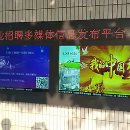 2500-nit high-brightness outdoor LCD display operating in extreme heat conditions, featuring intelligent thermal control and anti-blackening technology for stable performance under direct sunlight.