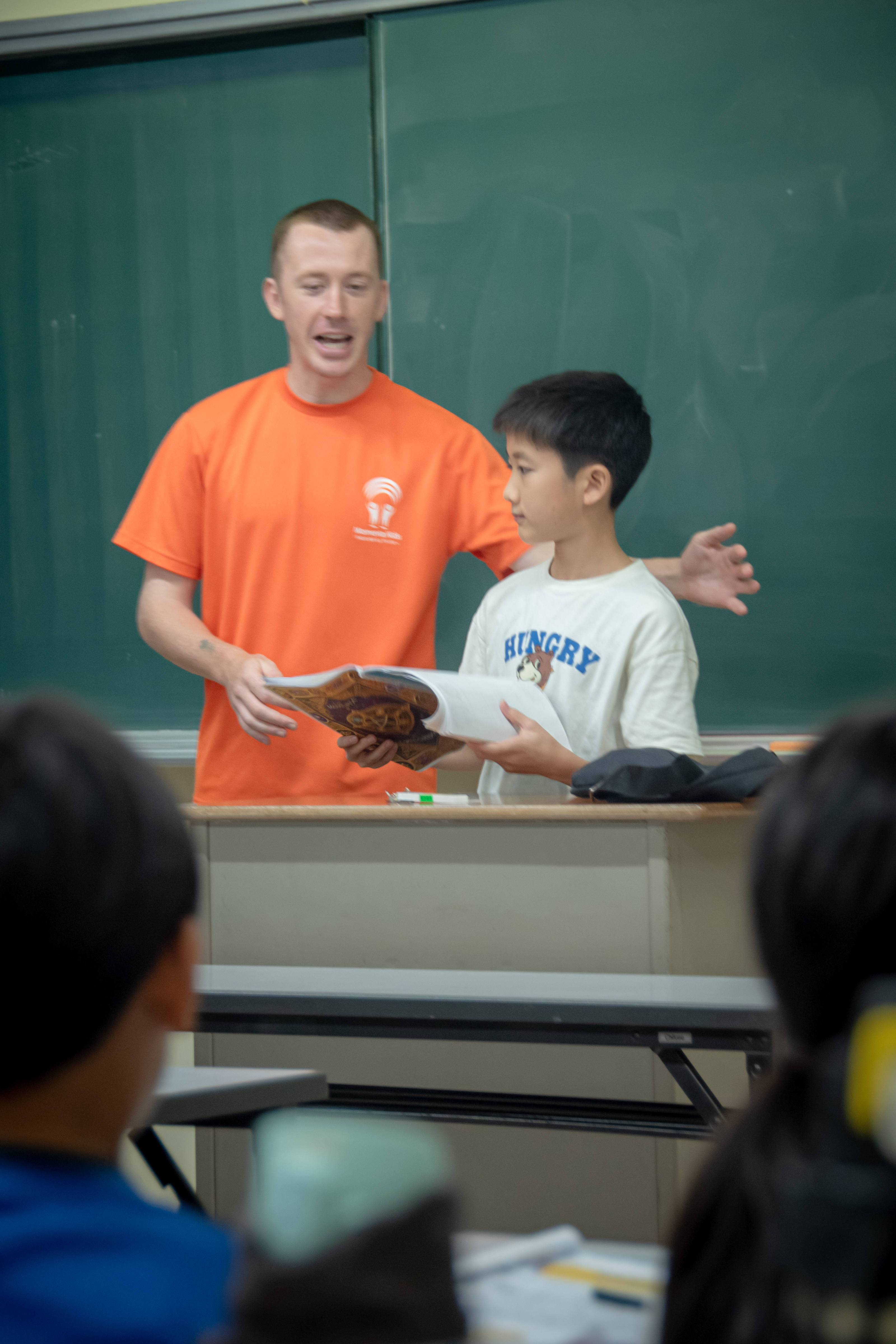 英語カード活動に集中する子ども