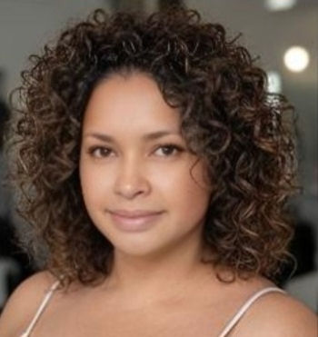 Shilinia with her natural curl hair.