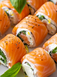  Rollitos de salmón ahumado con queso crema y pepino