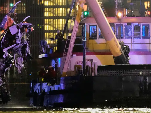 Familia española muere en helicóptero que cayó en río Hudson