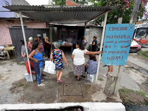 Argentina: ordenan reparto inmediato de alimentos hallados en bodegas