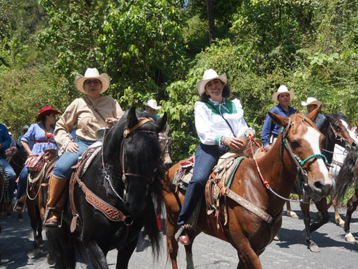 Destaca Guadalupe Vargas la importancia de las tradiciones y el sector ganadero en cabalgata de Xicotepec
