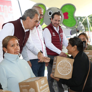 Chedraui entrega más de 4 mil despensas a familias de San Baltazar Tetela