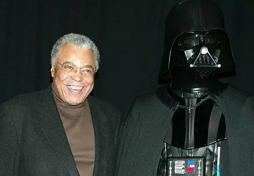 Muere James Earl Jones, el actor que le dio su icónica voz a Darth Vader de "Star Wars"