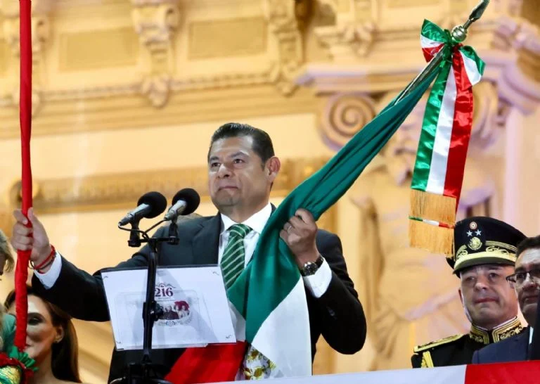 Gobernador Armenta honra a heroínas y madres buscadoras en el Grito de Independencia