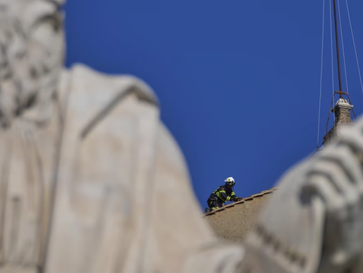 El Vaticano instala chimenea que anunciará al nuevo pontÃfice