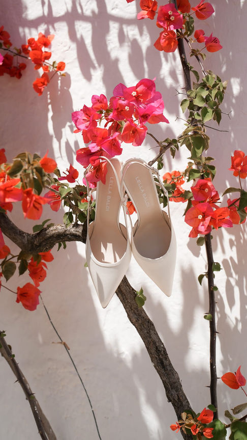 Elegant wedding details with red bougainvillea and Mediterranean decor, editorial wedding photography Italy.