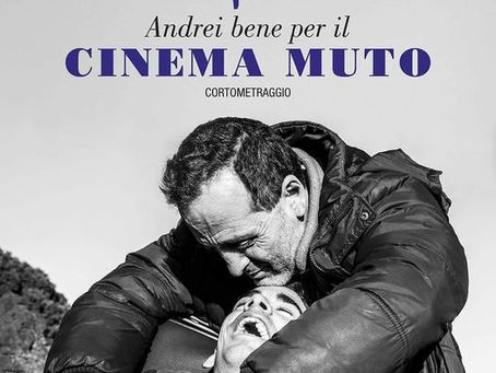 Lo scrittore Ferrari che parla con gli occhi e lo scultore Tagliaferri che scolpisce senza vedere insieme in "Andrei Bene per il Cinema Muto"