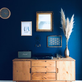 Un grand mur bleu décoré de bois et d'or