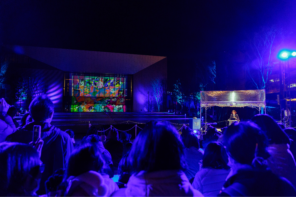 TAKUROMANは、立川のプロジェクションマッピングイベントでライブペイントパフォーマンスをしました！