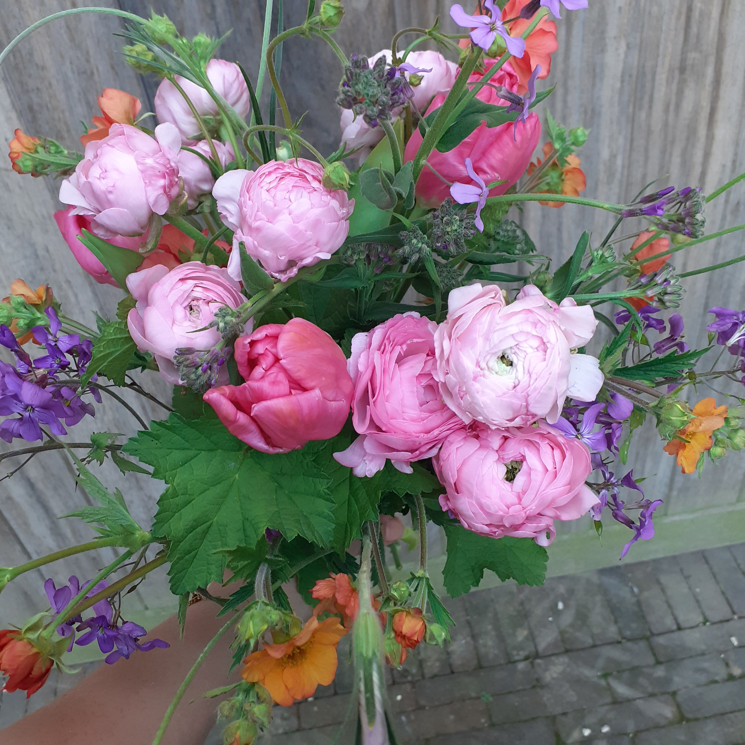 Moederdagboeket - Een boeket uit de tuin, met liefde geplukt voor mama