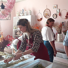 De bloemenclub bij Atelier Bloemgeluk: jouw maandelijkse portie creatieve me-time. In een klein groepje gaan we elke eerste dinsdag van de maand aan de slag met bloemen. Elke maand 1 workshop bloemschikken, elke maand 1 momentje me-time voor jezelf!