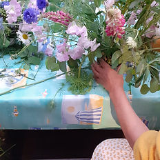 De bloemenclub bij Atelier Bloemgeluk: jouw maandelijkse portie creatieve me-time. In een klein groepje gaan we elke eerste dinsdag van de maand aan de slag met bloemen. Elke maand 1 workshop bloemschikken, elke maand 1 momentje me-time voor jezelf!