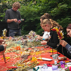 Workshop flowerhoop met droogbloemen bij Atelier Bloemgeluk in Dendereeuw