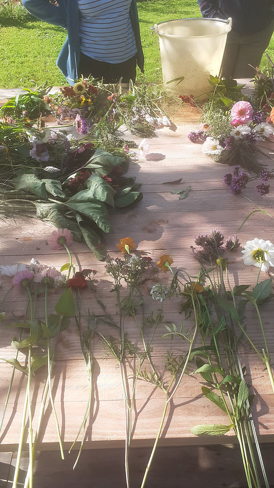 De bloemenclub bij Atelier Bloemgeluk: jouw maandelijkse portie creatieve me-time. In een klein groepje gaan we elke eerste dinsdag van de maand aan de slag met bloemen. Elke maand 1 workshop bloemschikken, elke maand 1 momentje me-time voor jezelf!