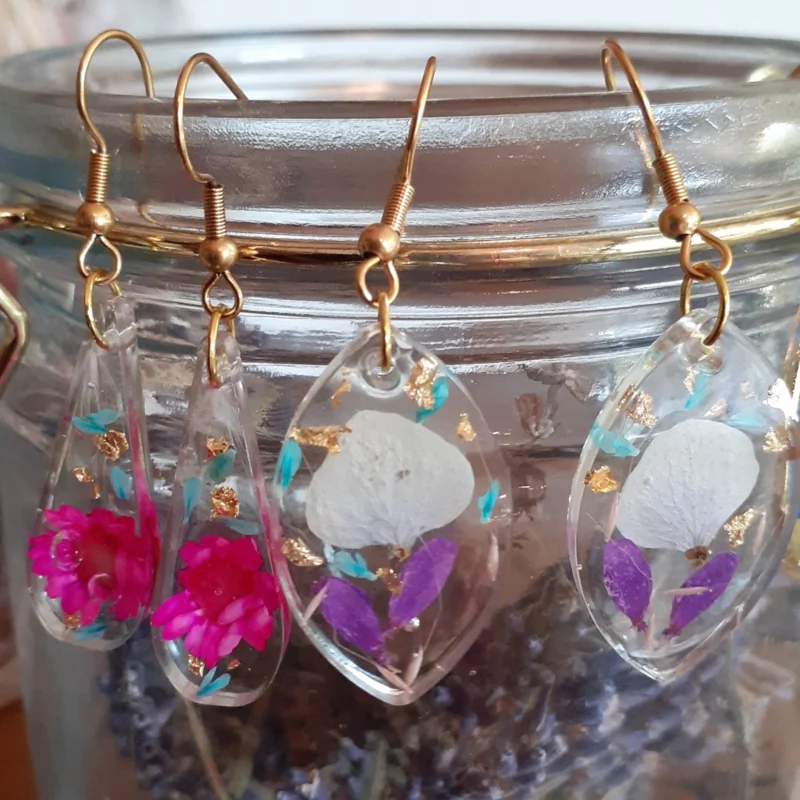 Zelfgemaakte juwelen van hars met droogbloemen, inclusief oorbellen, hangertjes en armbandjes, tijdens een creatieve en gezellige workshop bij Atelier Bloemgeluk.