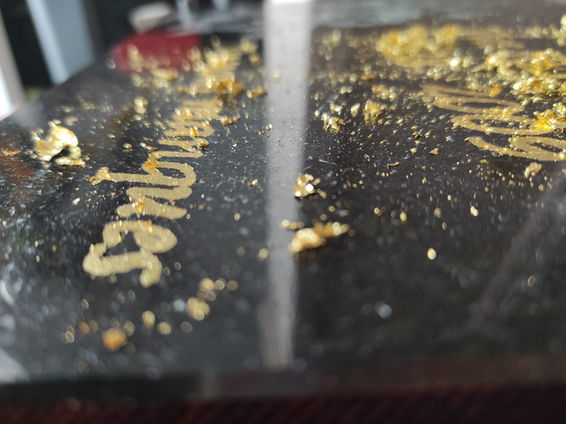 Création d'une dorure sur plaque funéraire.