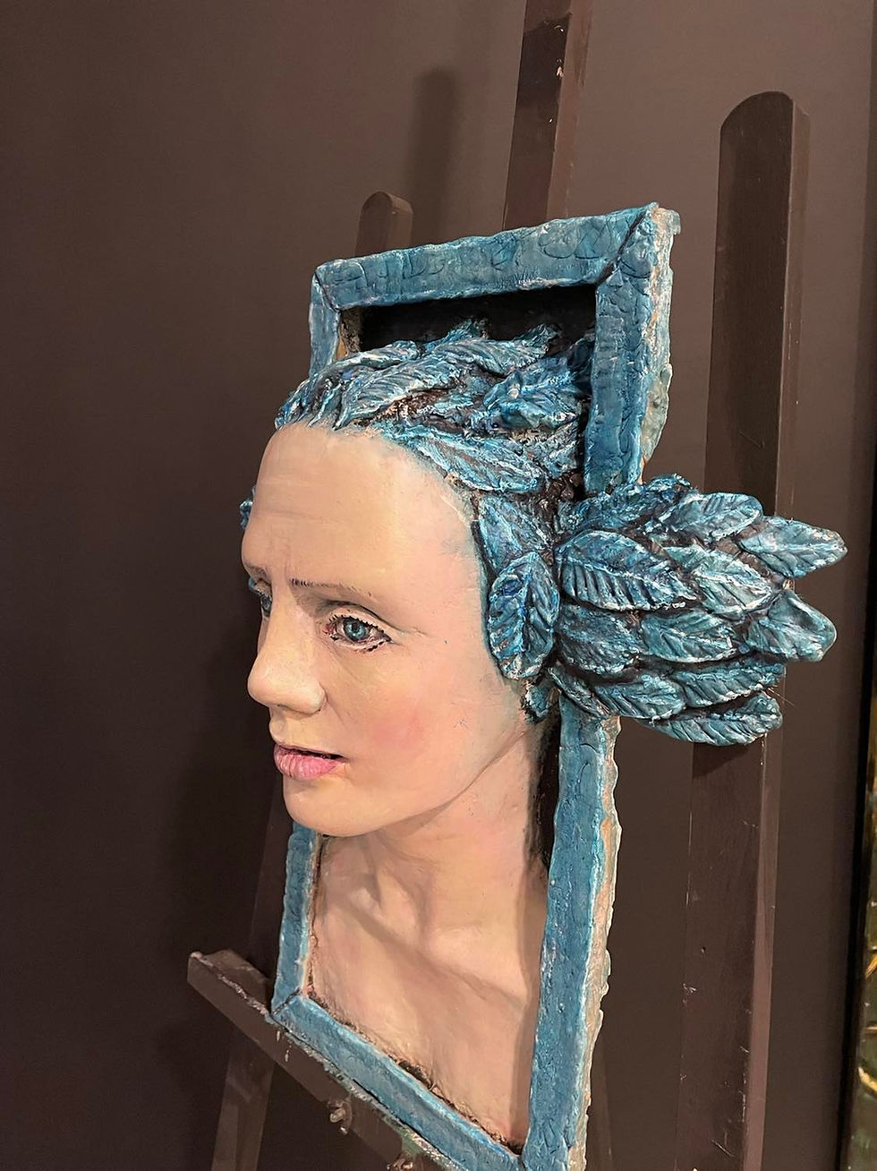 Thumbnail: Marcos Milewski.BIRD WOMAN OUT OF THE BOX