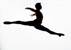 practica-en-clase-de-danza-384