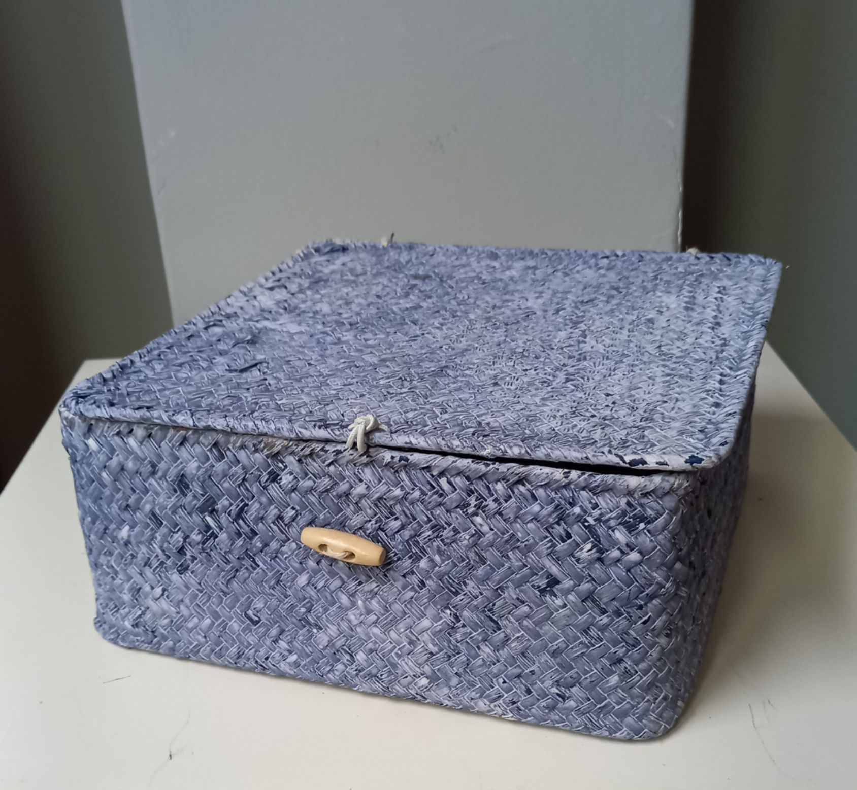 Cesta con tapa azul grande