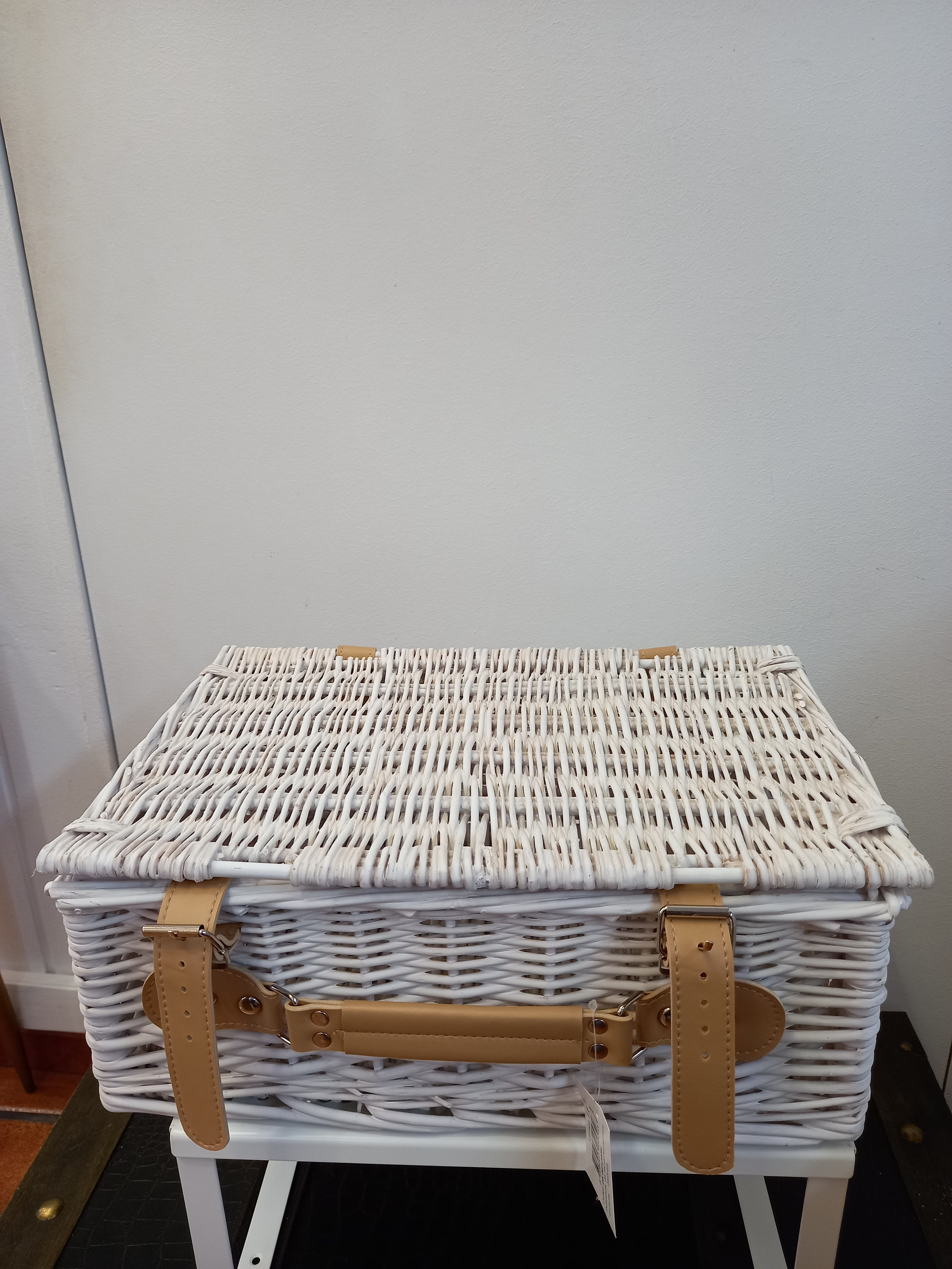Maleta de mimbre con asa en blanco