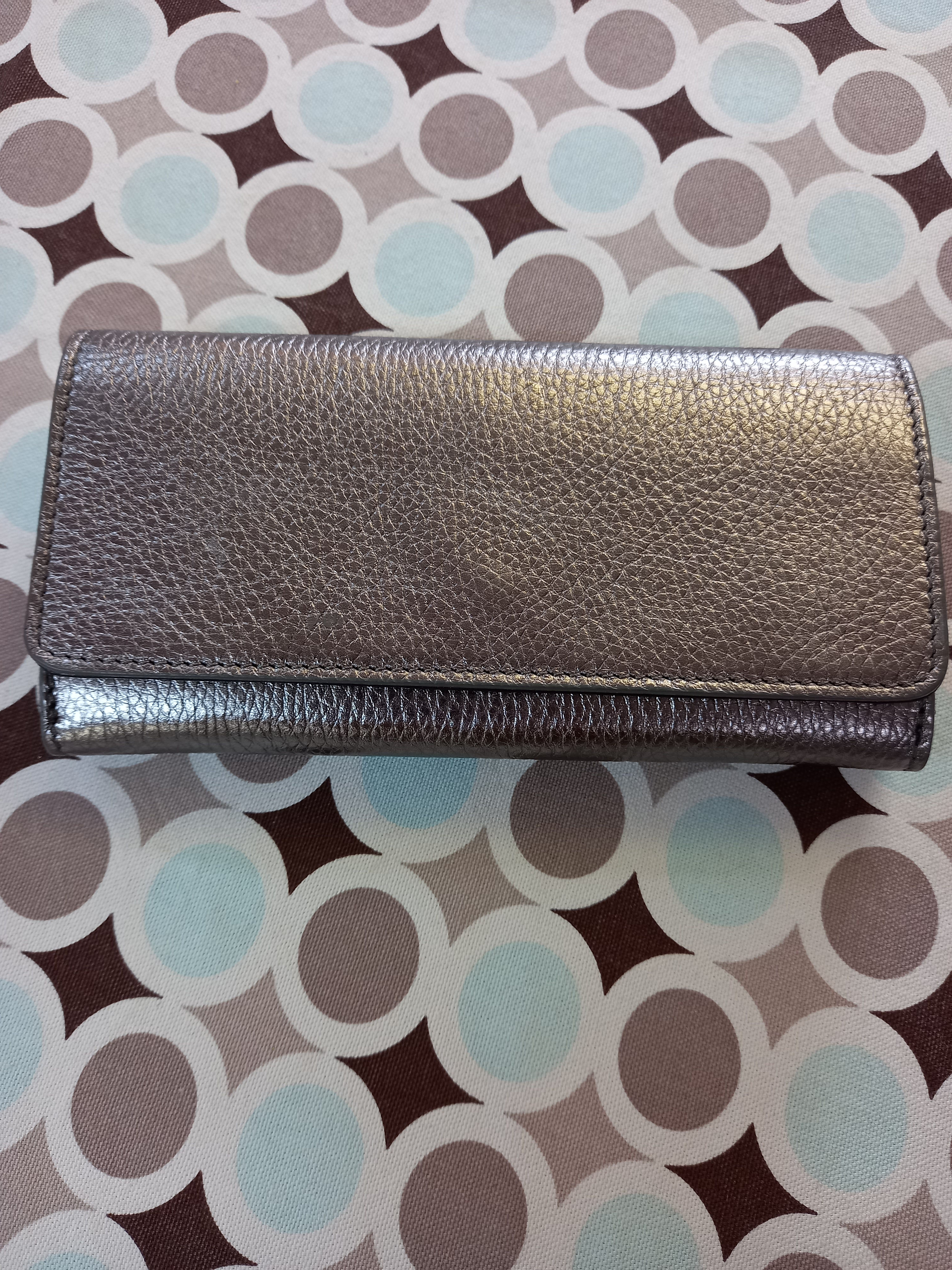 Billetera piel gris metalizado con cierre de clic