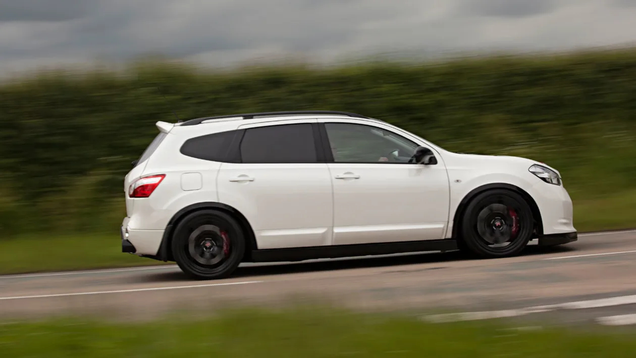 Nissan Qashqai R Driving 