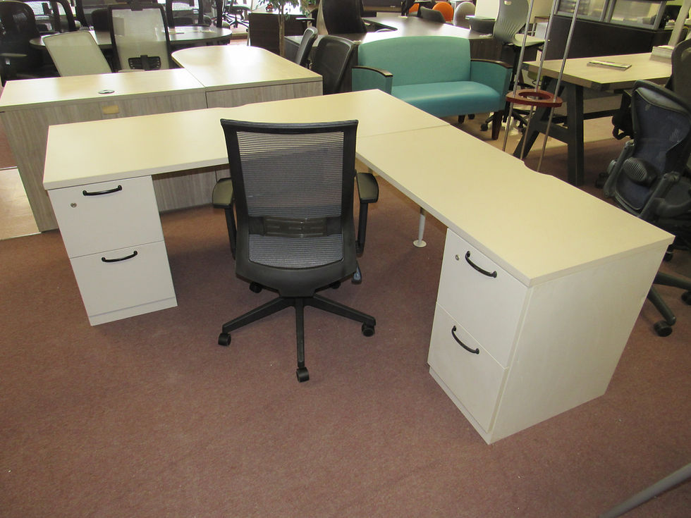 Thumbnail: #523, Pre-Owned Steelcase L-Shaped Desks | 72"W x 78"L
