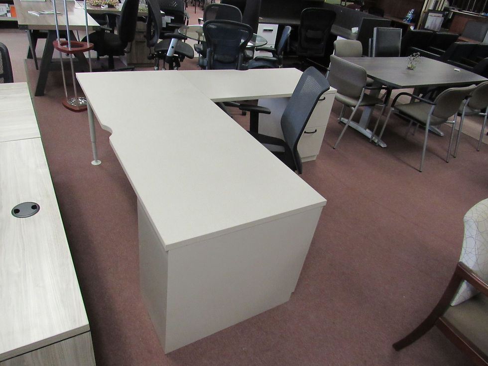 Thumbnail: #523, Pre-Owned Steelcase L-Shaped Desks | 72"W x 78"L