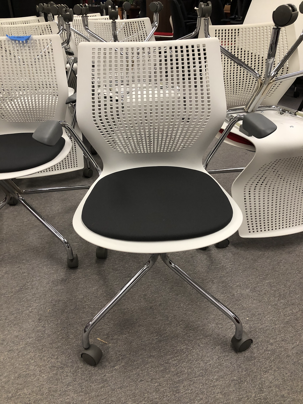 Thumbnail: #562, Pre-Owned Knoll MultiGeneration Light Task Chair