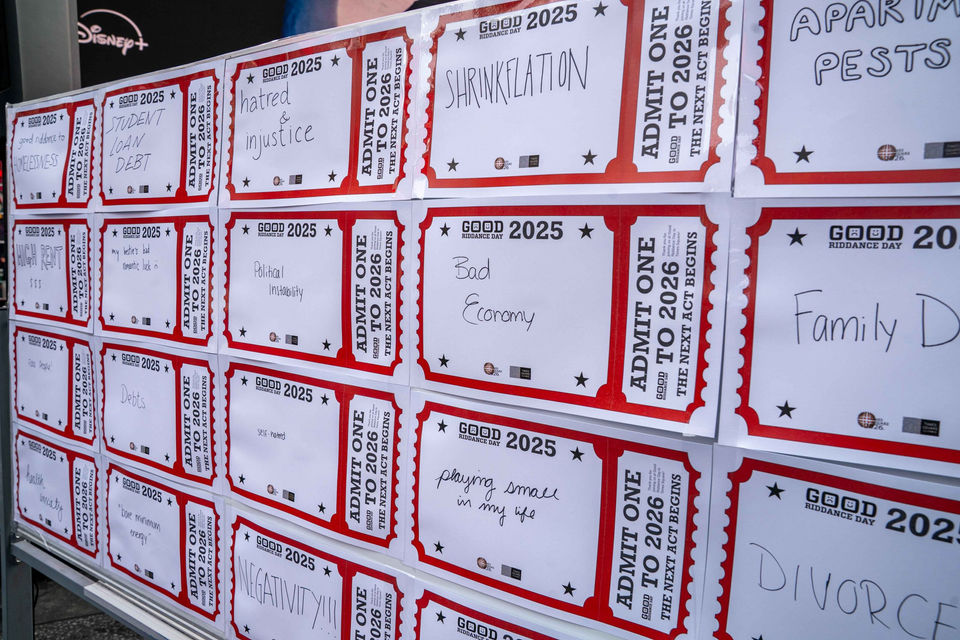 This year’s Good Riddance Day event in Times Square offers participants the opportunity to close the curtain on any unhappy memories from 2025 and usher in the new year, allowing all to enter 2026 feeling lighter and with a clean slate.
Jonathan Bennett, host of the Times Square New Year’s Eve celebration, will lead the event where participants will join him in tossing out bad, unpleasant memories. Participants will write their bad memories on oversized tickets that they will tear (as a theater usher would at a show), toss the larger portion into a trash can, keep the smaller portion as a memento, and take a bow. As a grand finale, a large, theater-style curtain will literally and symbolically close on 2025.