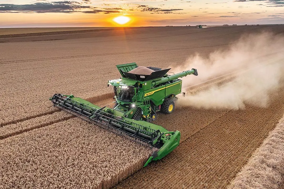 John Deere S7 900_Combine harvesting wheat.