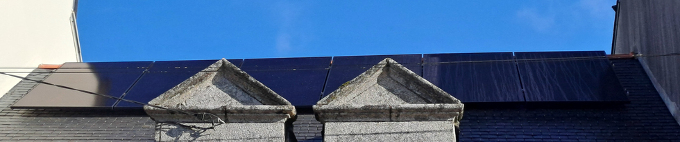 Panneaux photovoltaïques 2,55 kWc préexistants, exposés sud avec ombrage partiel matin et soir.