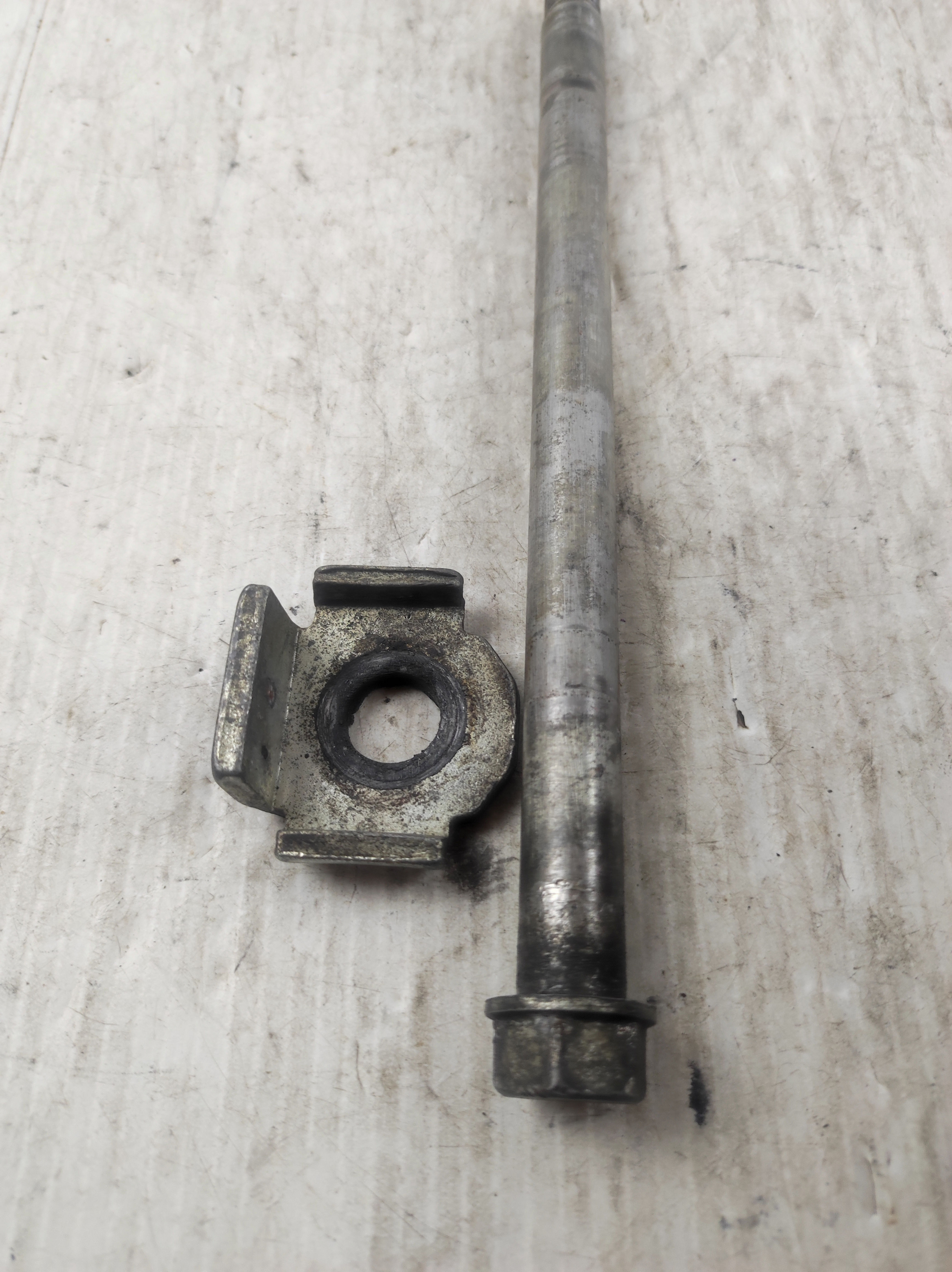 Axe de roue arrière Yamaha DT/MBK X-limit - depuis 2003