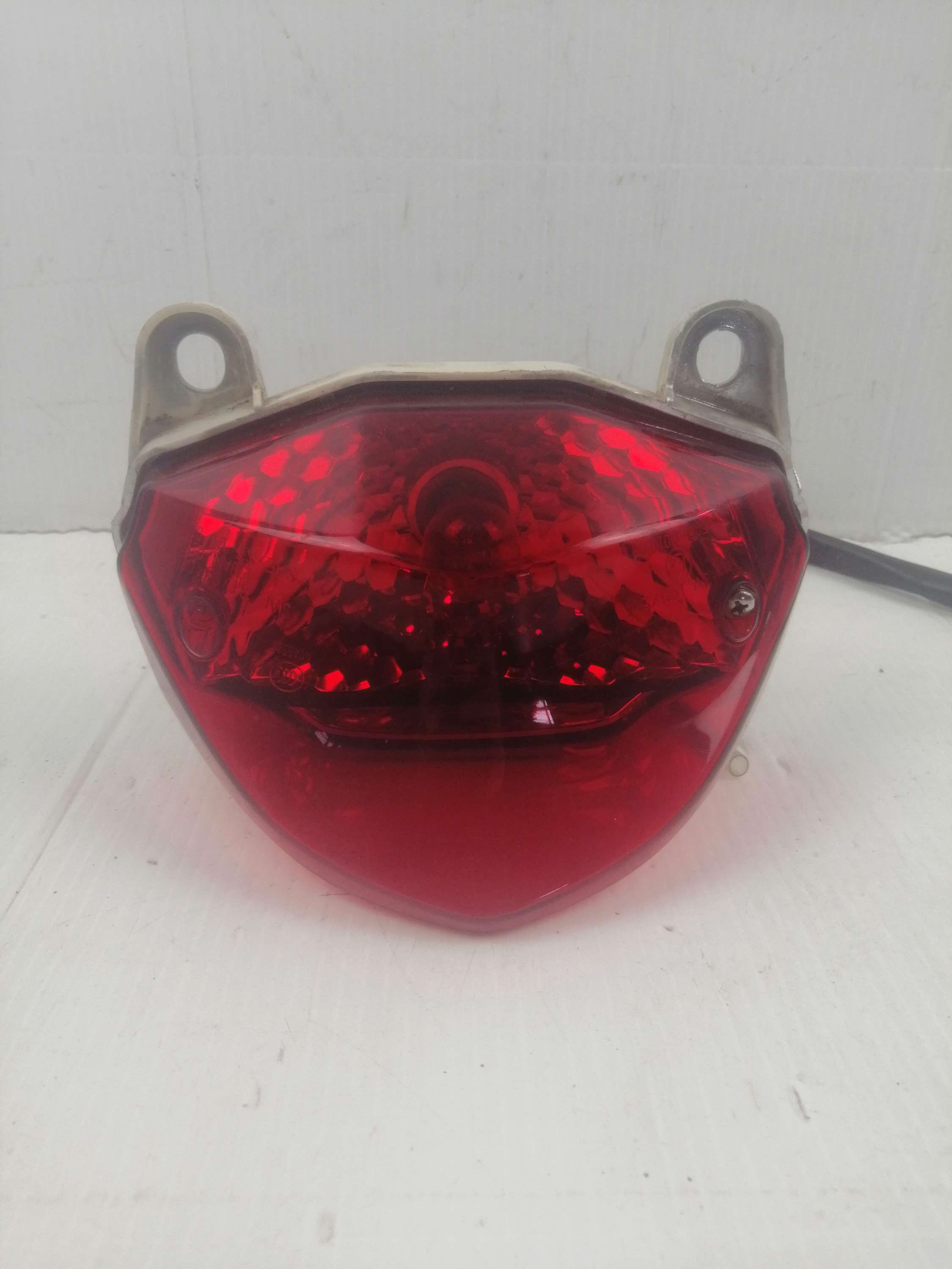 Feu arrière Sym Orbit 1 et 2 (avec faisceau)