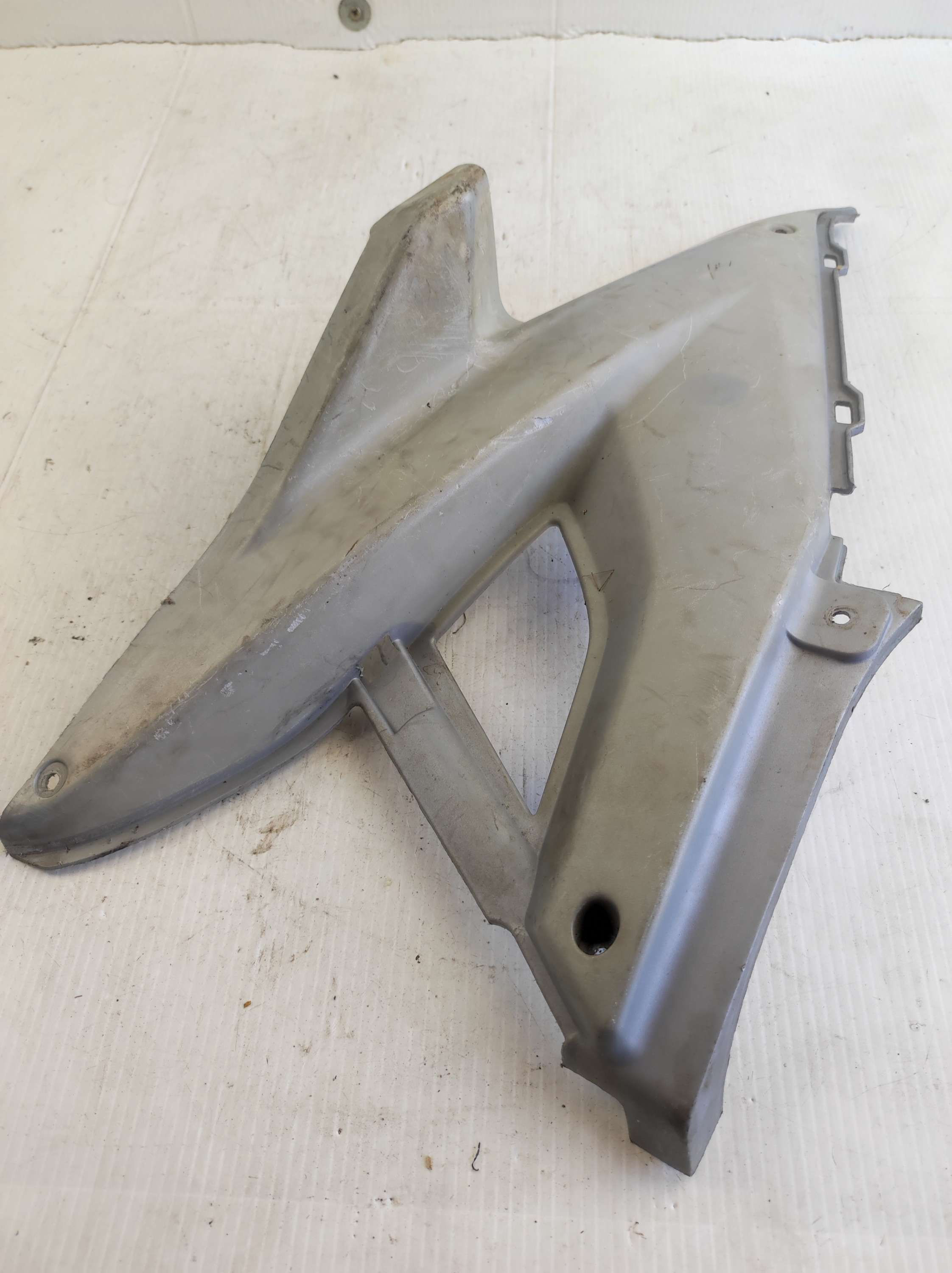 Carénage repose pied droit MBK Nitro / Yamaha Aerox - avant 2013