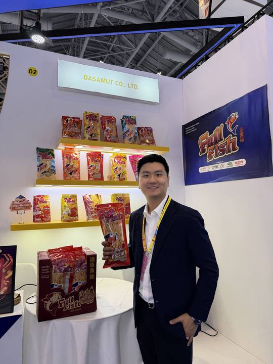 ทีมงานดาษมุทกับสินค้า FullFish ที่บูธในงาน Top Thai Brands Xiamen 2026