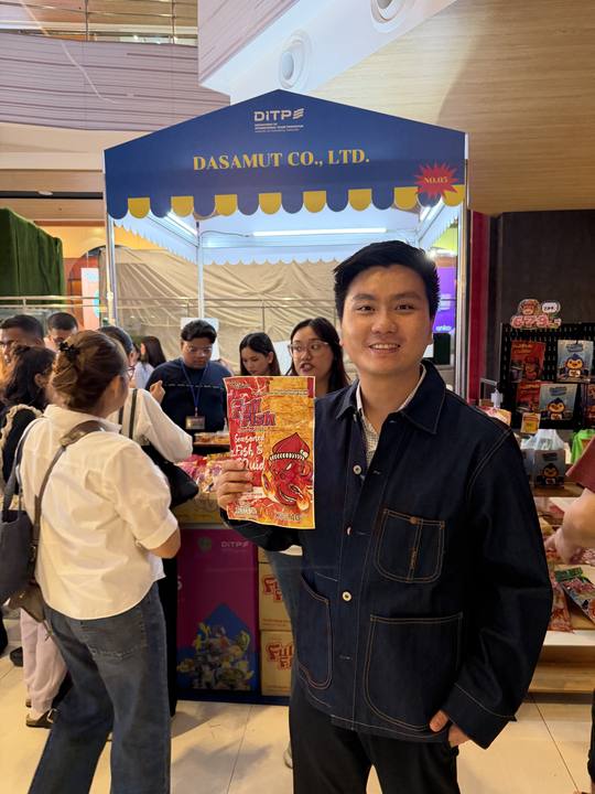 ทีมงานดาษมุทถือสินค้า FullFish ที่บูธ DITP ในงาน Thailand Week 2026 มะนิลา