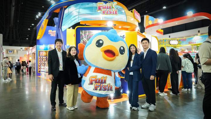 ทีมงาน FullFish และมาสคอตที่บูธ FullFish ในงาน THAIFEX – Anuga Asia